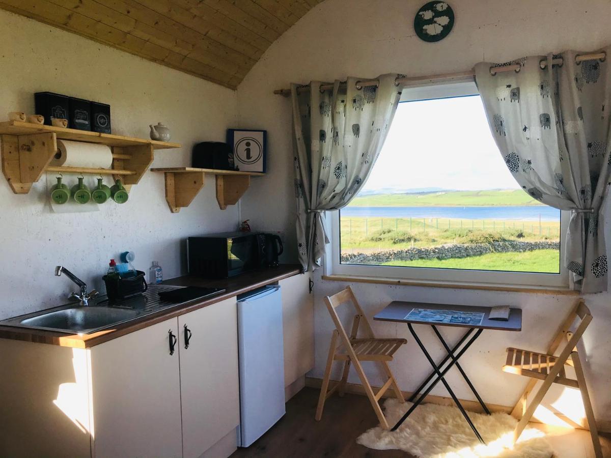 The Snuggly Sheep Shepherd Hut Farm Stay 밸리셰넌 외부 사진
